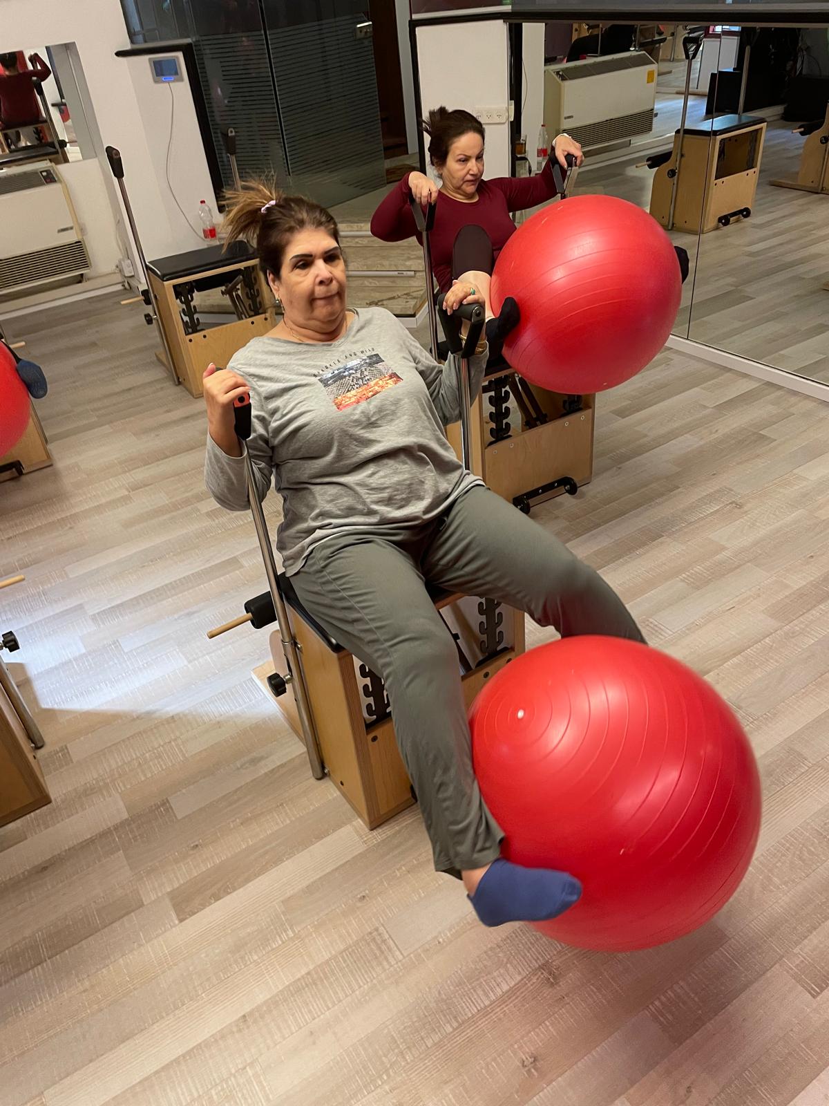 תרגיל על כדור פילאטיס אדום בסטודיו של לאה גורא ברמלה