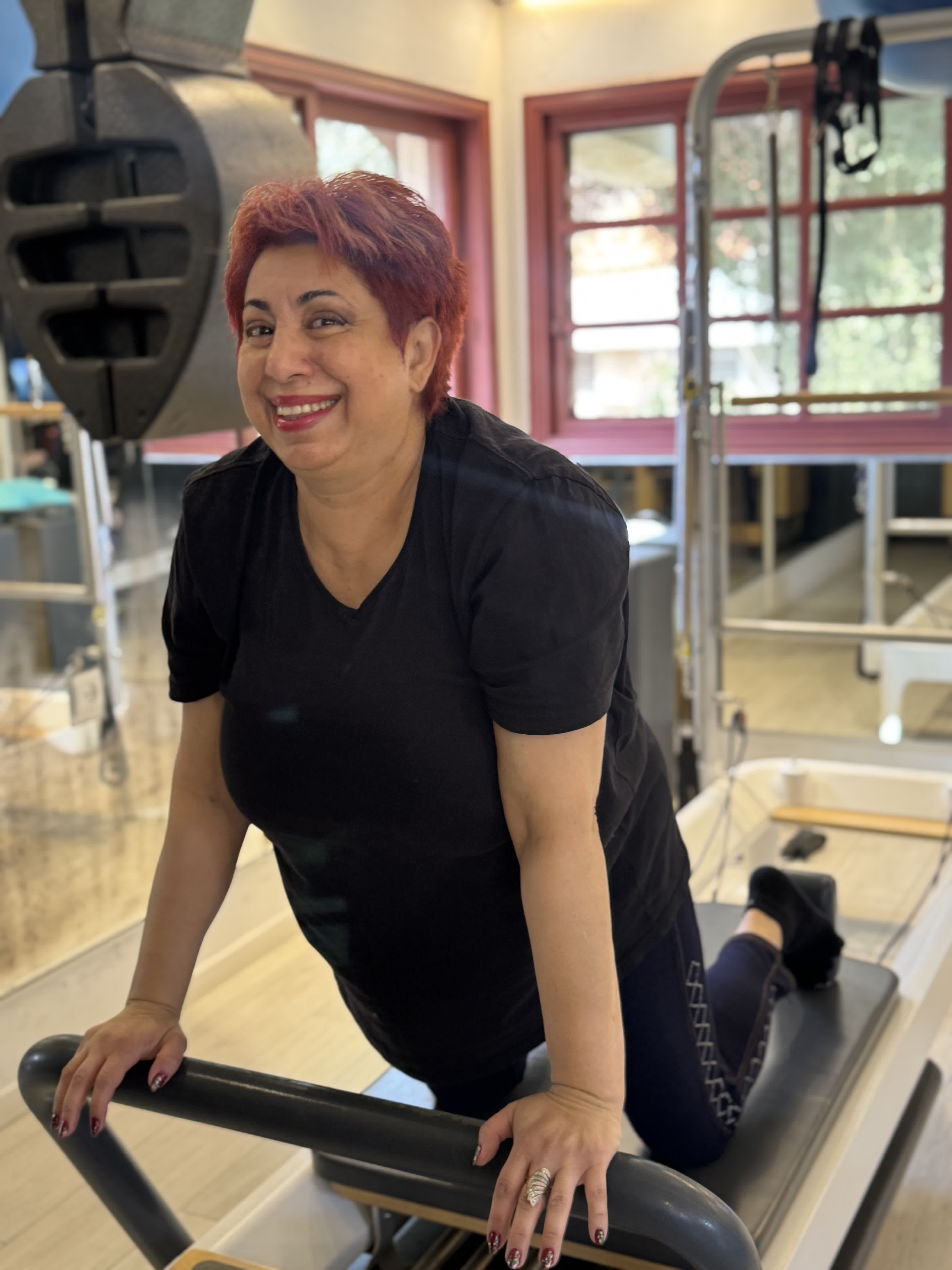 תרגיל שיווי משקל על פיתה בסטודיו של לאה גורא ברמלה
